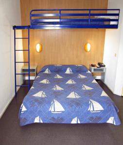 Cama o camas de una habitación en Hôtel Noctuel Blois Sud