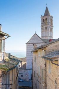 an old building with a tower and a church at Appartamento di Bianca C. in Assisi