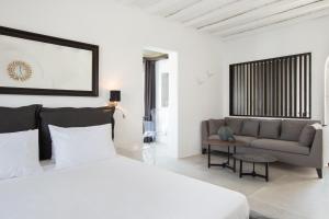 Cama ou camas em um quarto em Kivotos Mykonos - Preferred Hotels & Resorts