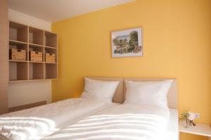 Rúm í herbergi á Hotel Elbblick Garni