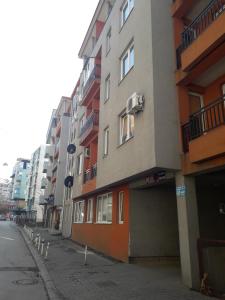 un edificio en una calle al lado de una calle vacía en Apartman TiM en Kruševac