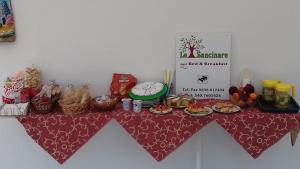 une table avec de la nourriture au-dessus d'une table dans l'établissement Otranto Le Sancinare, à Casamassella