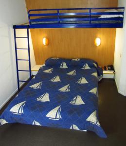 Cama o camas de una habitación en Hôtel Noctuel Blois Sud