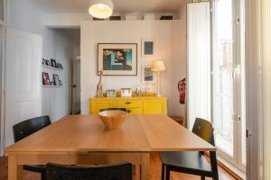 een eettafel met stoelen en een gele dressoir bij Bright Apartment with Two Bedrooms - BP31 in Lissabon