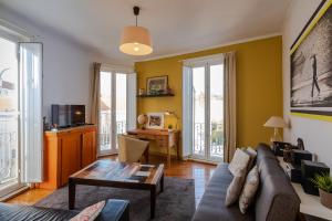 uma sala de estar com um sofá e uma mesa em Bright Apartment with Two Bedrooms - BP31 em Lisboa