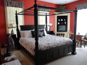 Un pat sau paturi într-o cameră la Hardeman House Bed and Breakfast