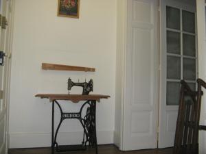 eine Nähmaschine auf einem Tisch in einem Zimmer in der Unterkunft appartement 50 m2 , chambre , cuisine , salle de bains in Baccarat