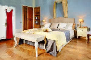 Postel nebo postele na pokoji v ubytování Villa Parri Residenza D'epoca