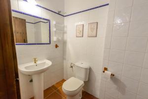 Koupelna v ubytování Holiday Home El Pilarillo Piscina Compartida + 25 fotografií
