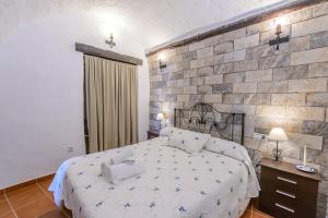 Tempat tidur dalam kamar di Holiday Home El Pilarillo Piscina Compartida