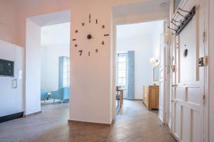 une horloge sur un mur dans une pièce dans l'établissement Casa Luz - 5 minutos andando de la playa, à Alicante
