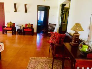 uma sala de estar com mesa e cadeiras em Urban Retreat Homestay em Mangalore