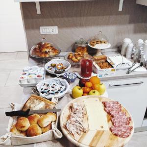 un buffet avec de nombreux types de nourriture sur une table dans l'établissement La Chambre, à Naples