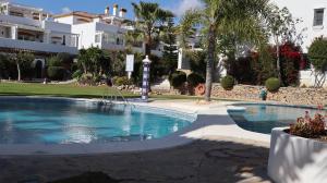 een zwembad voor een gebouw bij Apartamento NAGUELES 31 in Marbella