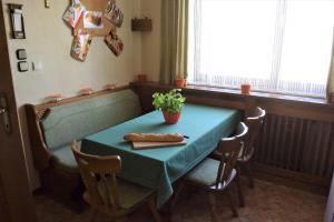 een groene tafel met een servet en een plant erop. bij Zeitreise-Ferienhaus in Baden +38 foto's