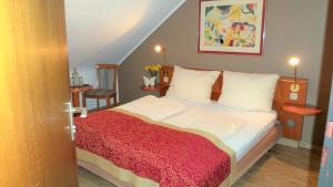 Ein Bett oder Betten in einem Zimmer der Unterkunft Hotel Alt Montjoie