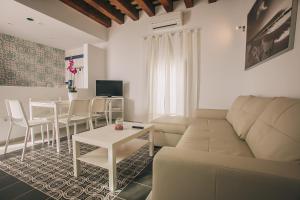 A television and/or entertainment centre at Apartamentos casa palacio