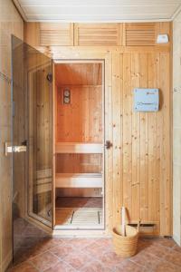 a sauna with a glass door in a room at Gartenhaus im Ostseebad Trassenheide in Trassenheide