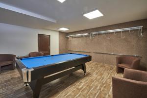 pokój bilardowy ze stołem bilardowym i krzesłami w obiekcie Apartmán Barborka 07 Horní Malá Úpa w mieście Horní Malá Úpa