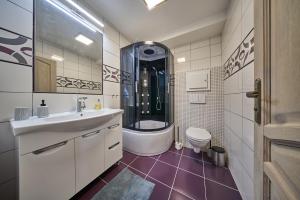 łazienka z umywalką, wanną i toaletą w obiekcie Apartmán Barborka 07 Horní Malá Úpa w mieście Horní Malá Úpa +7 zdjęć