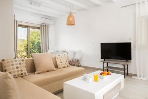 TV a/nebo společenská místnost v ubytování ISSOS BEACH VILLA