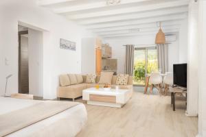 TV a/nebo společenská místnost v ubytování ISSOS BEACH VILLA