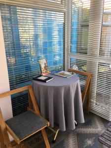 uma mesa e duas cadeiras num quarto com janelas em The Ceramic House em Brighton & Hove