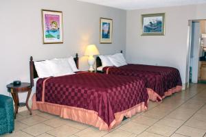 Postel nebo postele na pokoji v ubytování Toledo Town Inn