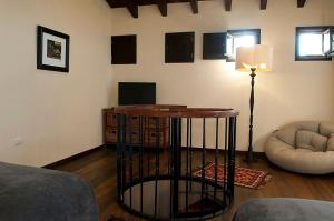 a living room with a table and a lamp at La Santísima Trinidad in Dolores Hidalgo