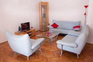 a living room with a couch and two chairs and a table at Nadalina Apartment in Kastel Stari