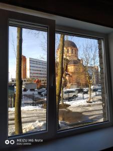 a window with a view of a snow covered yard at Sparta Apartments Bastrakovi in Narva