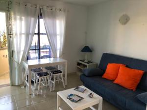 sala de estar con sofá azul y mesa en Fuerteventura Resort Bouganville en Costa de Antigua