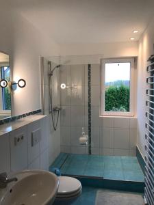 Ett badrum på Kleine Auszeit mit Aussicht Velbert Tönisheide