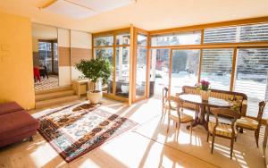 a living room with a dining room table and chairs at M&K in Sand in Taufers