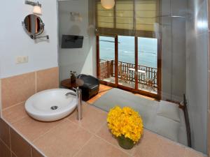 ein Badezimmer mit Waschbecken und Meerblick in der Unterkunft Second Home Peru in Lima + 237 Fotos
