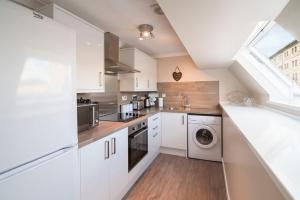 A kitchen or kitchenette at Fabulous stylish flat in Merchant City & Free Secure Parking