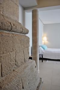 ルブベク・シロンスキにあるCzarna Wieżaの石壁の客室で、ベッド1台が備わります。