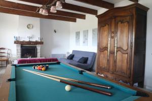 un soggiorno con tavolo da biliardo e palline da biliardo di Gîte Cocantin a Trégomeur