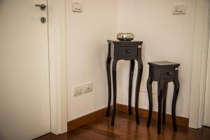 un paio di tavolini in una stanza di Appartamento Piazza Italia a Chianciano Terme