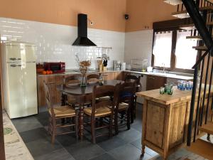 A kitchen or kitchenette at La Salceda