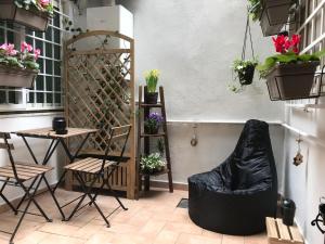 a patio with a table and chairs and flowers at CasAphrodite in Rome