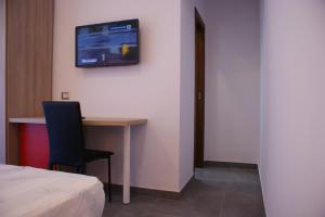 ナポリにあるB&B Isole - Rione altoのデスク、壁掛けテレビが備わる客室です。 +35枚の写真
