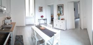 een keuken met een witte tafel en stoelen in een kamer bij Casa Girasole in San Giorgio a Cremano