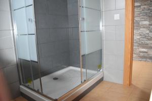 アングラ・ド・エロイーズモにあるCasa do Dragoeiroの浴室のガラス扉付きシャワー +17枚の写真