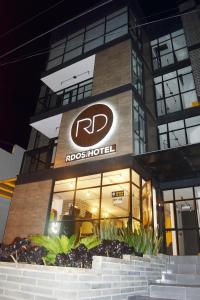 un bâtiment dont le rdp est projeté à l'avant dans l'établissement Hotel RDOS, à Pasto