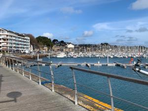 a marina with boats in the water and buildings at Appartement LE TRITON in Perros-Guirec
