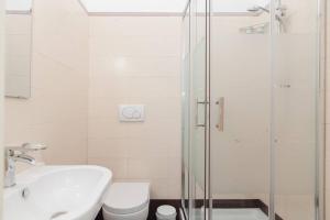 bagno con doccia, lavandino e servizi igienici di LAURINA COZY SPANISH STEPS AREA a Roma