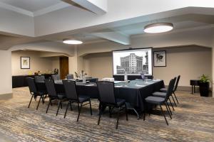 una sala conferenze con un lungo tavolo e sedie di Distinction Dunedin Hotel a Dunedin