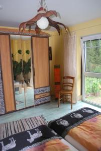 1 dormitorio con cama y espejo grande en Casa Ramke, en Eitorf