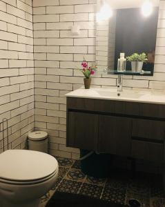 een badkamer met een toilet en een wastafel bij Casa Mia in Monchique